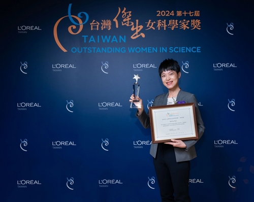恭喜本中心劉明容老師榮獲第17屆「台灣傑出女科學家獎」。相片